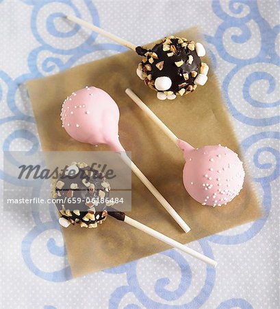 Kuchen-Pop; Vanille Kuchen mit rosa Glasur und Streuseln; Schokoladenkuchen mit Rocky Road-Topping