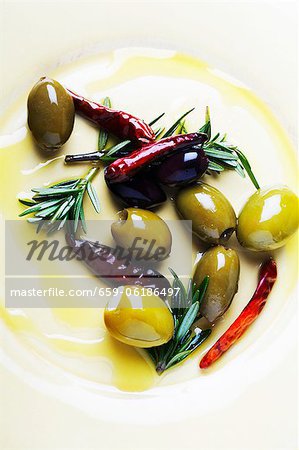 Poivrons dans l'huile d'Olive, le romarin et les olives