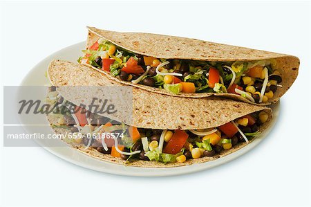 Deux Tacos végétariens sur Tortillas multigrains ; Fond blanc