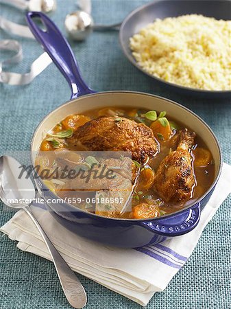 Pot de ragoût de poulet aux abricots et sauge