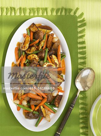 Rindfleisch, Kartoffel, grüne Bohnen und Karotten Braten auf einer Platte; Von oben
