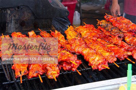 Schweinefleisch-Spieße auf einem großen Grill