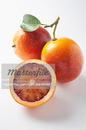 Orange sanguine, entières ou coupées en deux