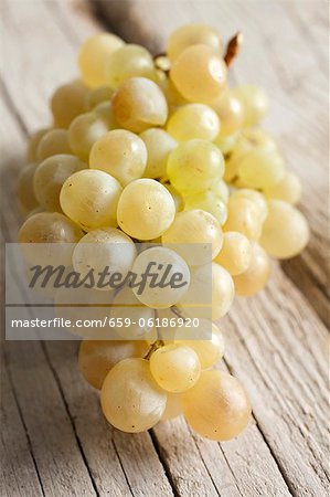 Raisins blancs sur une surface en bois