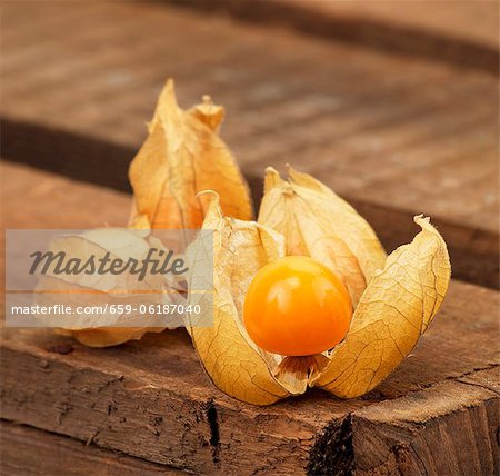 Physalis auf einem hölzernen Brot