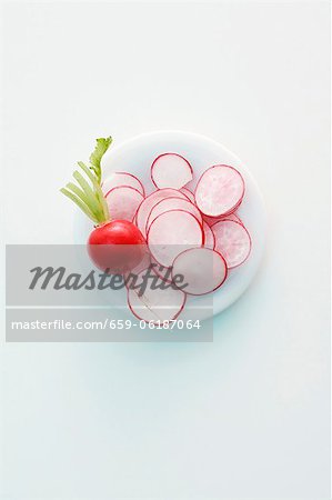 A whole radish and sliced radishes