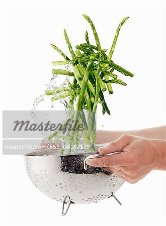 Laver les asperges vertes dans une passoire Laver les asperges vertes dans une passoire