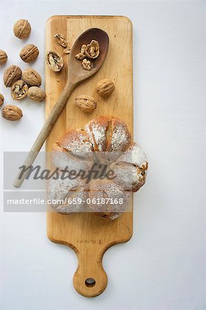 Pain aux noix sur une planche à découper avec une cuillère en bois