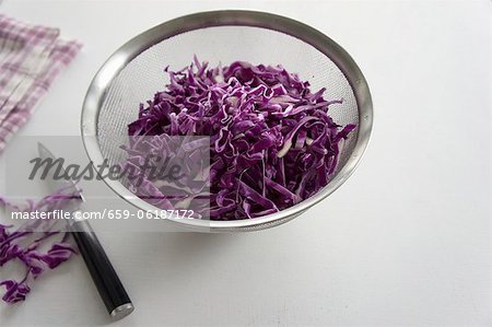 Gehackter Rotkohl in ein Sieb