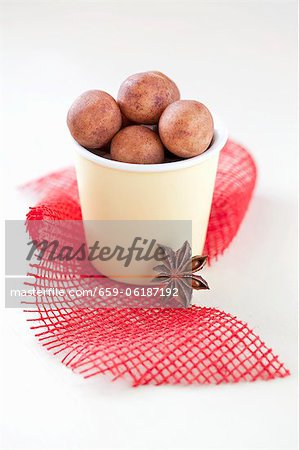 Marzipan Kartoffeln in eine Tasse zu Weihnachten