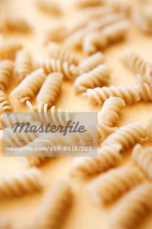 Gluten freie Spirale Reis Pasta auf der Holzoberfläche