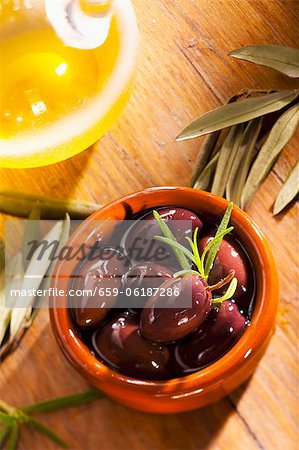 Préservé des olives dans un bol en terre cuite