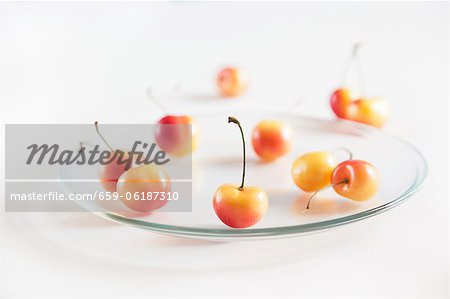 Cerises Rainier sur une plaque de verre ; Fond blanc