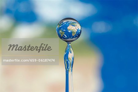 Globus in einem Wassertropfen