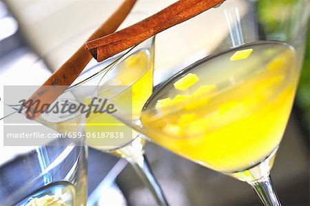 Cocktails de verger avec des bâtons de cannelle