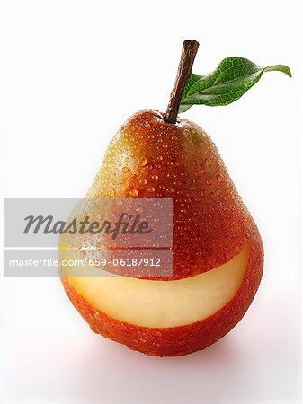 Une poire rouge avec une tranche prise hors de lui Une poire rouge avec une tranche prise hors de lui