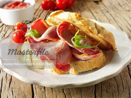 Ein Sandwich Speck und Tomaten