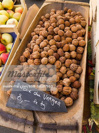 Noix sur affichage dans le marché de Carouge est à Genève en Suisse