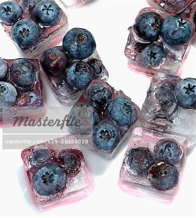 Cubes de glace avec des bleuets