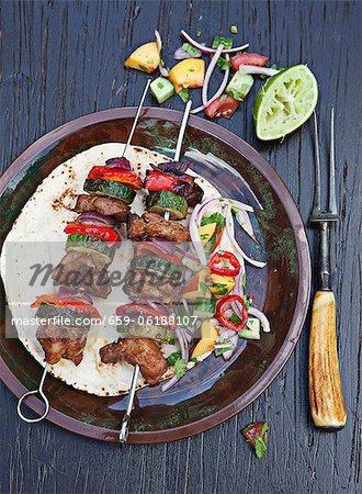 Gegrilltes Schweinefleisch Kebabs mit Zucchini und Paprika