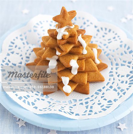Biscuits empilement sous la forme d'un arbre de Noël avec le sucre à glacer
