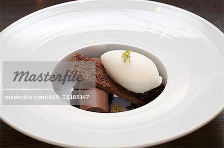 Schokolade Brownie mit Vanille-Eis in einer weißen Schüssel Roll