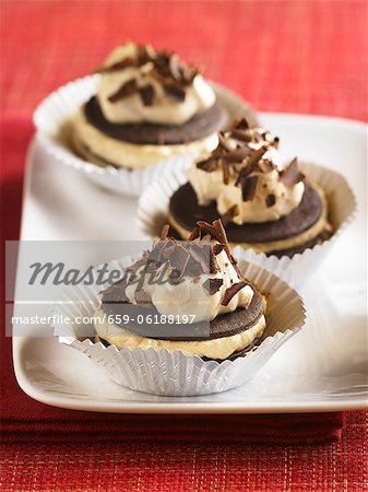 Drei Creme gefüllte Schokolade Cookies mit Schokolade Späne; In Muffinförmchen