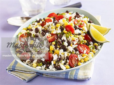 Le sud-ouest de la salade de riz avec des haricots noirs, maïs et tomates