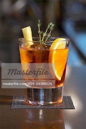 Verre garnie de Negroni Sbagliato