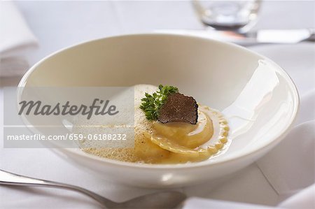 Ente-Ravioli mit Trüffel-Pilz-Slice und Schaum-Sauce