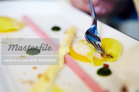 Ein Dessert-Teller mit verschiedenen Fruchtsaucen