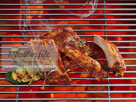 Côtes levées sur une grille avec des légumes Côtes levées sur une grille avec des légumes