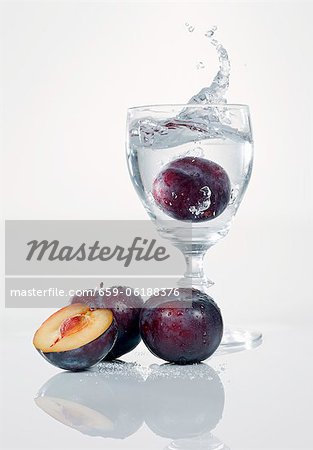 Un damson tomber dans un verre