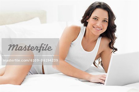 Nahaufnahme einer sexy Frau auf einem laptop