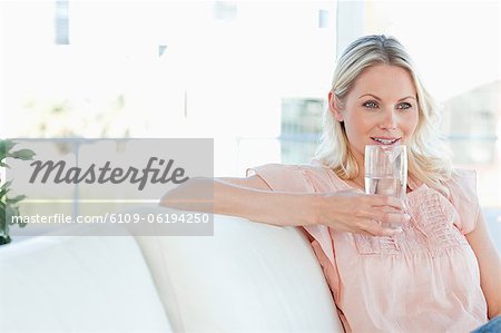 Femme dans l'eau potable chemise rose