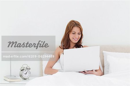 Rothaarige Frau hält einen laptop