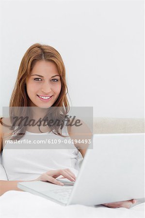 Porträt eine attraktive Rothaarige mit einen Personal computer