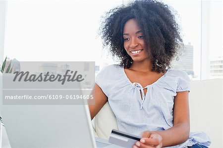 Femme cheveux crépus achat sur son ordinateur