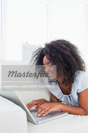 Gros plan d'une femme cheveux crépus, surfer sur internet