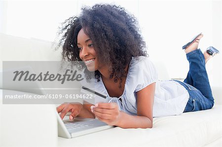 Lächelnd Haare mit ihrer Kreditkarte