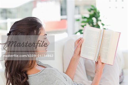 Brunette bénéficiant d'un livre