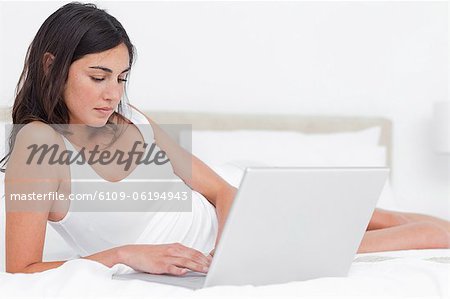 Brünette mit ihrem laptop