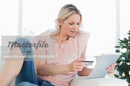 Femme blonde, achat en ligne avec un touchpad