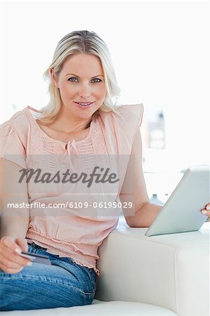 Portrait d'une blonde, achat en ligne avec un touchpad