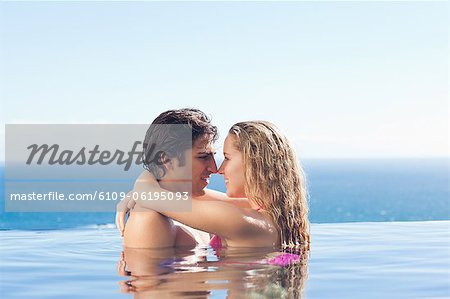 Couple embrasser dans la piscine