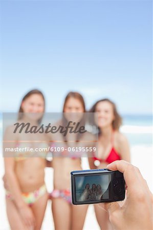 Kamera ein Foto der drei posing Mädchen