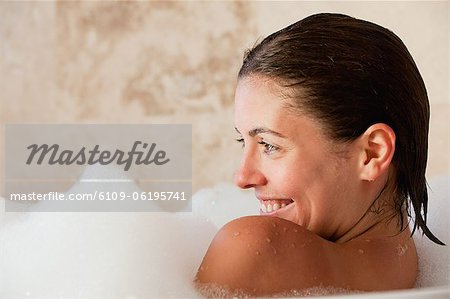 Lächelnde Frau sitzen in der Wanne Lächelnde Frau sitzen in der Wanne