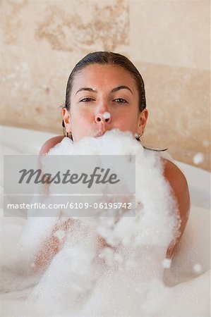 Frau in der Badewanne Blasen Schaum Frau in der Badewanne Blasen Schaum