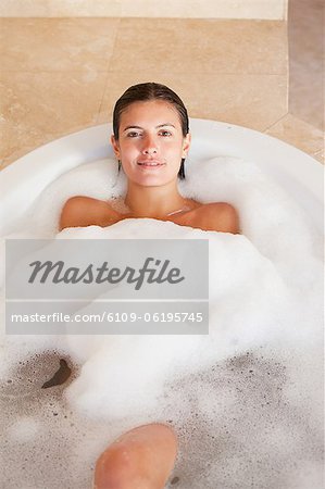 Frau in der Wanne entspannen Frau in der Wanne entspannen