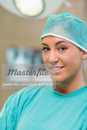Gros plan d'une infirmière souriant
